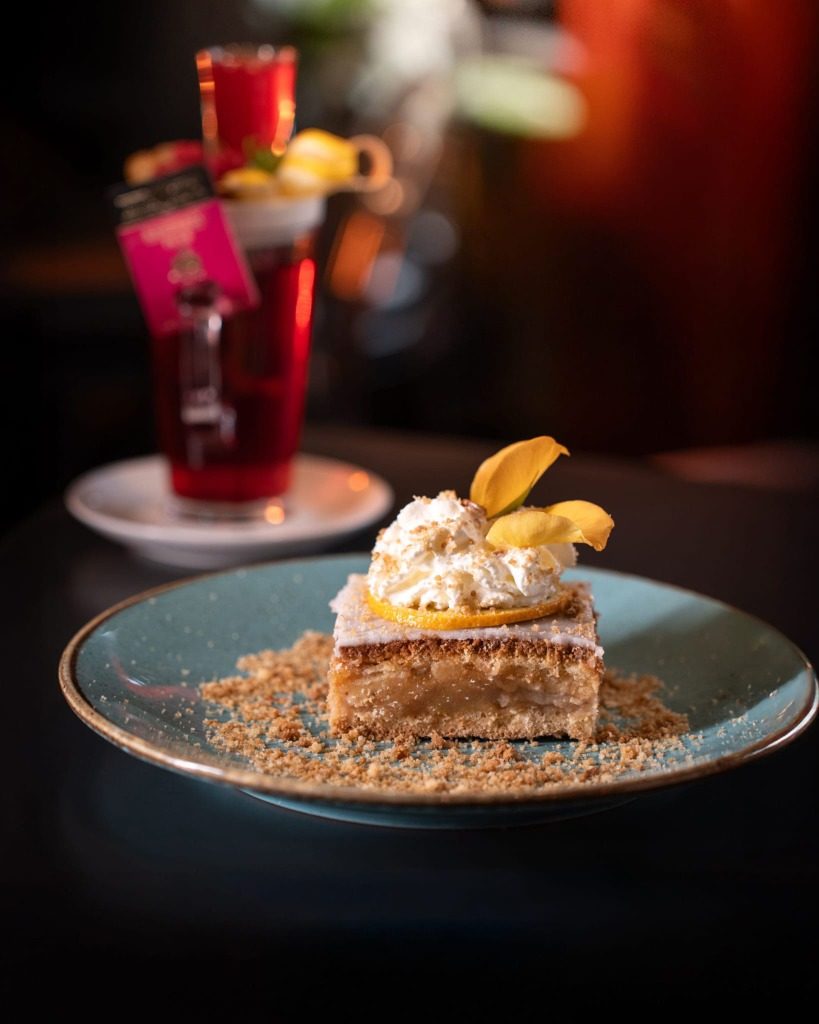 Szarlotka z bitą śmietaną Bistro Bravo